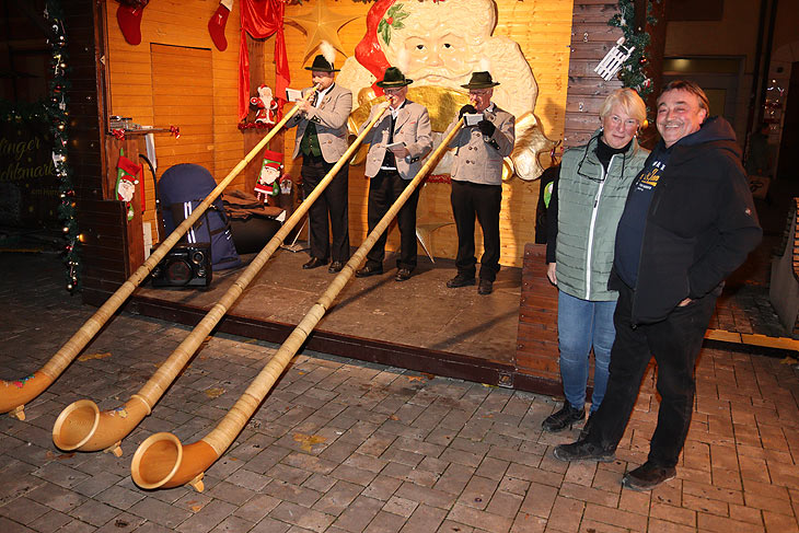 Eröffnung mit Alphornbläsern am 21.11.2022 durch Claudia und Rudolf Tille von der Bayern-Markt Veranstaltungs GmbH (©Foto: Martin Schmitz)(